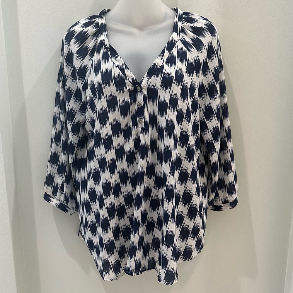 Lush Abstract Blouse Blue & White 3/4 Sleeves V Neck Size Medium